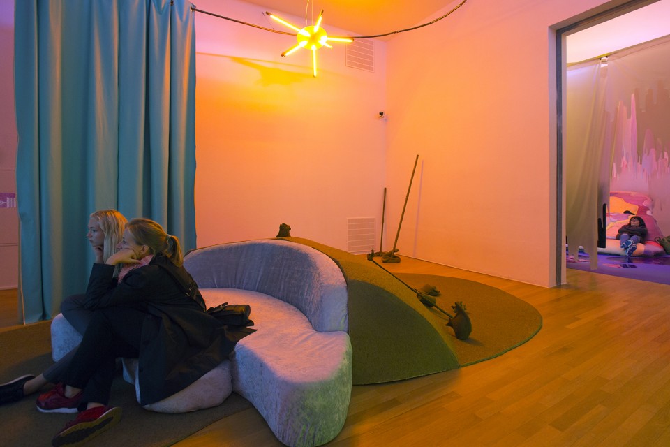 intime space installation sofa