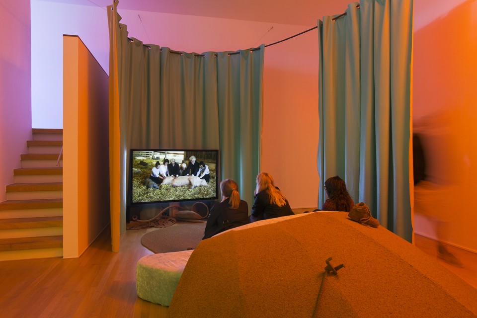 screen sofa intime space installation